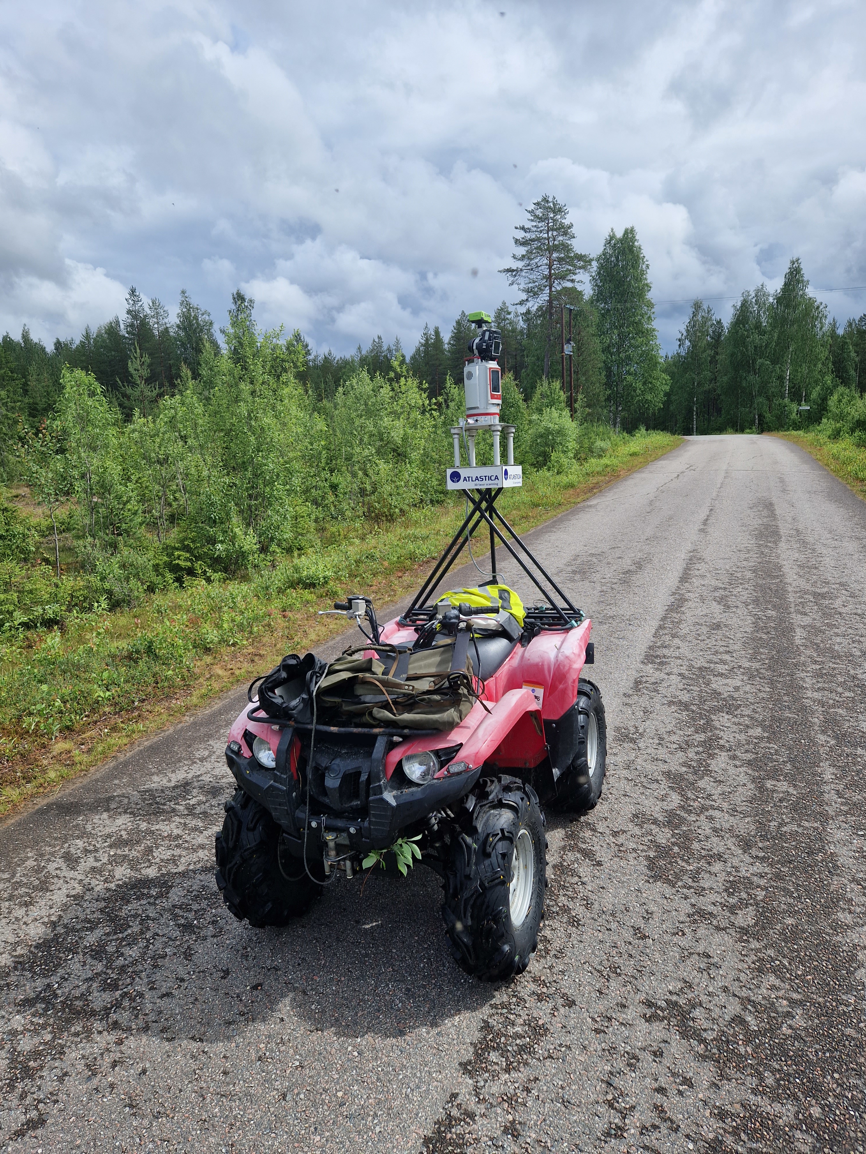 Kuva mönkijään kiinnitetystä RIEGL VZ-400i -laserkeilaimesta